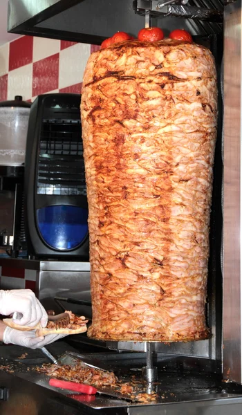 Türkischer köstlicher Hühnchen-Dönerspieß — Stockfoto