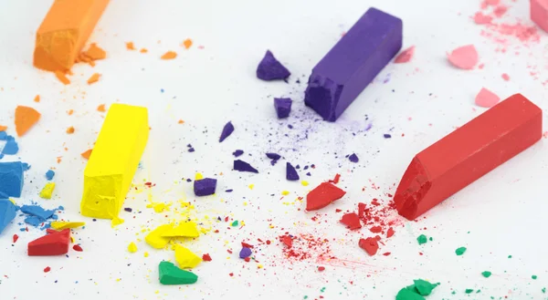 Crumbled kleurrijke krijtjes — Stockfoto