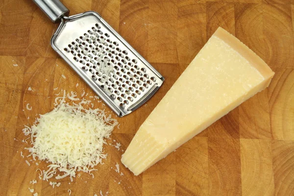 Queso parmesano y rallador — Foto de Stock