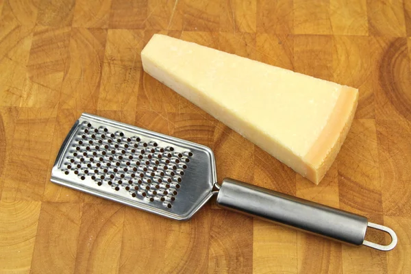 Queso parmesano y rallador — Foto de Stock