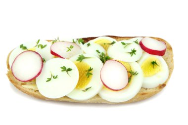 Tere, turp ve yumurta ile sandviç.