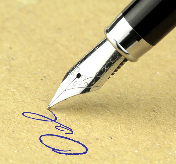 Fountain pen writing on the paper, macro shot. — Stock Photo, Image