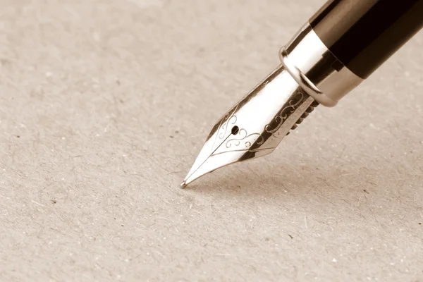 Перьевая ручка на бумаге — стоковое фото