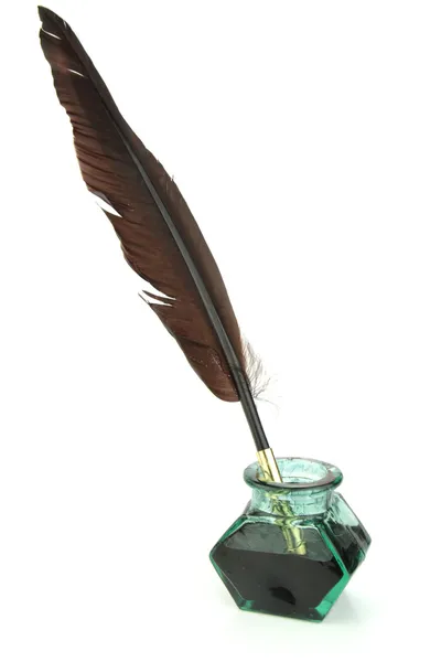 Pluma de pluma en botella de tinta de vidrio — Foto de Stock