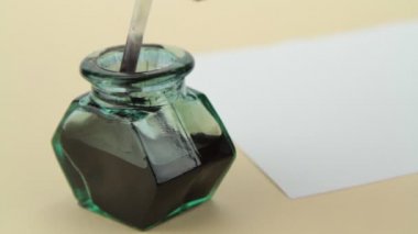 tüy kalem ve eski mürekkep şişesi