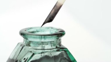 el yazısı ile tüy kalem ve eski cam mürekkep şişesi