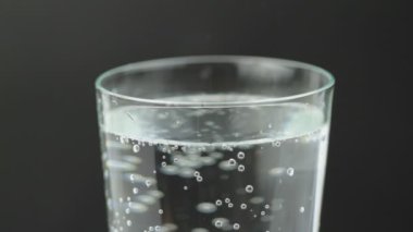 Maden suyu cam balonlar ile