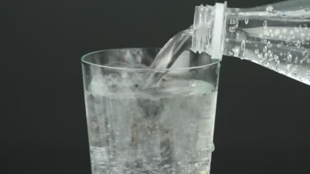 Наливание минеральной воды в стекло . — стоковое видео