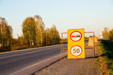 yol işaretleri yol boyunca