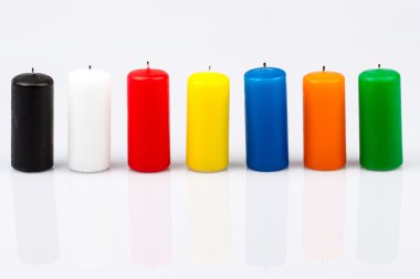 beyaz zemin üzerinde yedi renkli mumlar