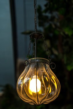 Karanlıkta parlayan güzel sokak lambası