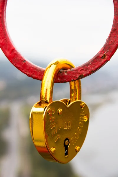 Heart shaped love padlock - beautiful wedding day custom. — Stock Photo, Image