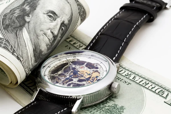 100 dólares sobre fondo blanco con relojes de pulsera —  Fotos de Stock