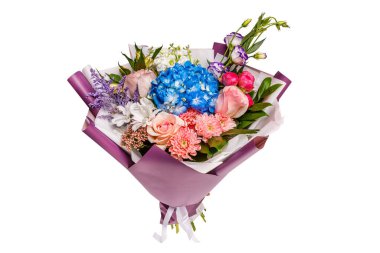 Beyaz arka planda güzel çiçekli hediye kutusu