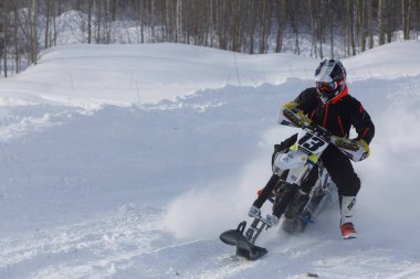 NOVOSIBIRSK, RUSSIA - 05 Şubat 2022: Rusya Motorsiklet Federasyonu Kupası kar motorlu taşıtları ve çapraz kar motorsikleti. Kış sporları konsepti, yarışçılar