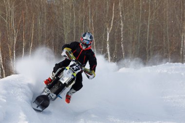 NOVOSIBIRSK, RUSSIA - 05 Şubat 2022: Rusya Motorsiklet Federasyonu Kupası kar motorlu taşıtları ve çapraz kar motorsikleti. Kış sporları konsepti, yarışçılar