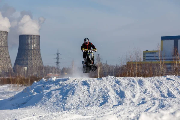 Novosiirsk ロシア 2022年2月5日 クロスカントリースノーモービルとクロススノーバイクでのロシアオートバイ連盟カップ 冬のスポーツコンセプト レーサー — ストック写真