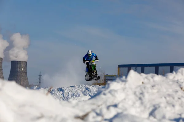 Novosiirsk ロシア 2022年2月5日 クロスカントリースノーモービルとクロススノーバイクでのロシアオートバイ連盟カップ 冬のスポーツコンセプト レーサー — ストック写真