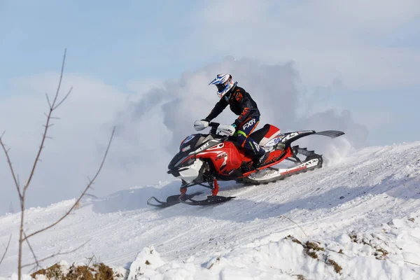 Novosibirsk Russia 2022年2月5日 俄罗斯摩托车联盟杯越野雪地车和越野雪地自行车比赛 冬季运动概念 赛车手 图库照片