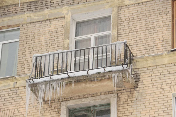 Ледяной Балкон Кирпичного Дома Длинными Сосульками — стоковое фото