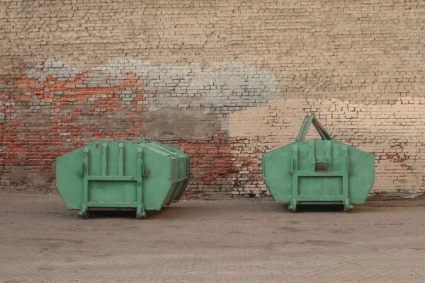 Dois Recipientes Lixo Verde Por Uma Parede Tijolo Velho — Fotografia de Stock