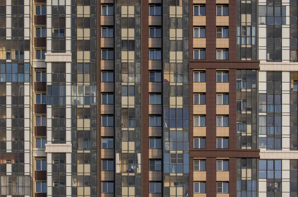 Fachada Edificio Paneles Varios Pisos Con Balcones Ventanas Acristalados —  Fotos de Stock