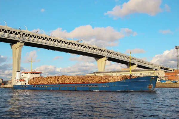 Φορτηγό Πλοίο Ημερολόγιο Πλοίου Που Πλέει Κάτω Από Γέφυρα — Φωτογραφία Αρχείου