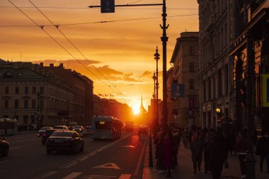 07 Nisan 2021, Rusya, St. Petersburg, Nevsky Prospekt boyunca gün batımında araba ve yayaların hareketi
