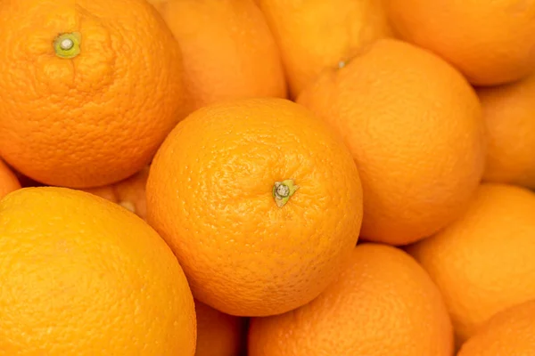 새로운 수확물에서 신선하게 커다란 오렌지를 쌓았다 — 스톡 사진