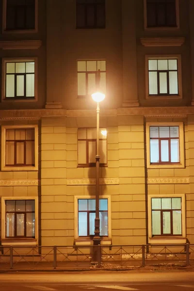 Linterna Frente Fachada Una Antigua Casa Con Ventanas Iluminadas Tarde — Foto de Stock