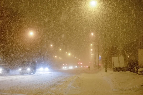 Noite Rua Cidade Inverno Iluminada Por Lanternas Com Carros Condução — Fotografia de Stock