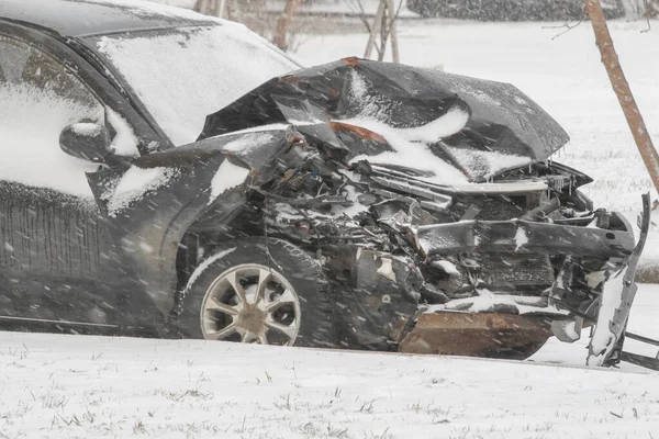 Auto Mit Kaputter Motorhaube Auf Einer Schneebedeckten Straße Während Eines Stockfoto