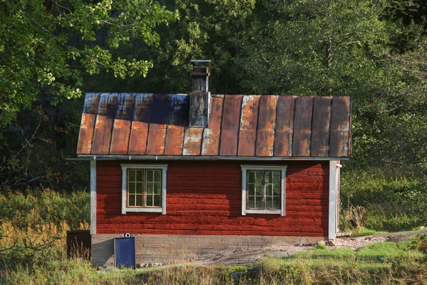 Malý Jednopatrový Dřevěný Domek Dvěma Okny Komínem Lese — Stock fotografie