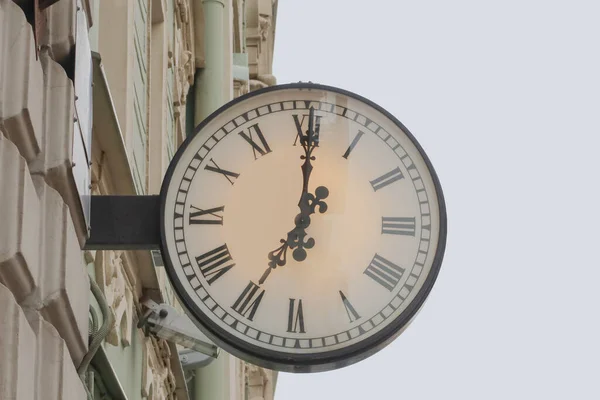 Relógio Parede Livre Com Mostrador Numeral Romano Mostrando Sete Horas — Fotografia de Stock