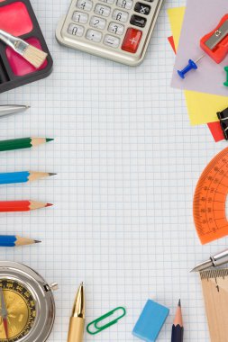 ekose desenli kağıt üzerinde okul malzemeleri
