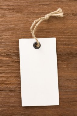 ahşap tahta üzerinde fiyat etiketi etiket