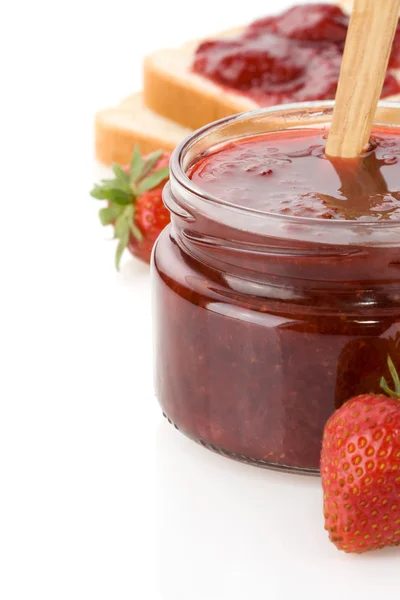 Strawberry jam in pot op wit — Stockfoto