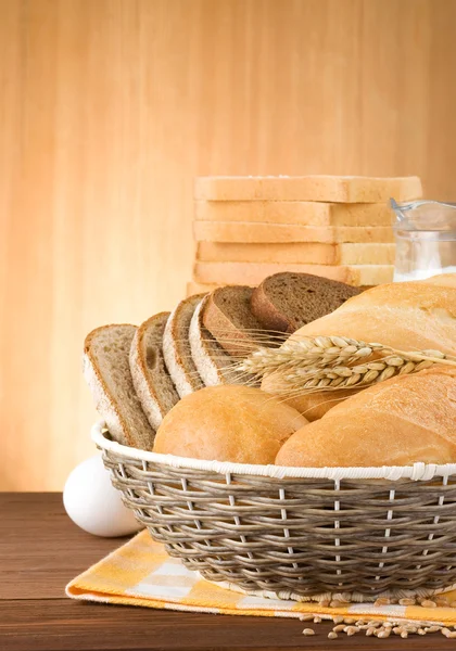 Pane fresco su fondo legno — Foto Stock