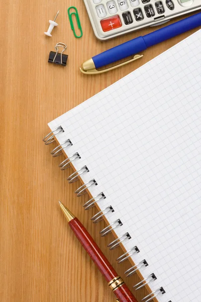 Schoolbenodigdheden en papier notepad — Stockfoto