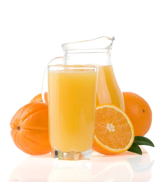 Ve üzerinde beyaz izole portakal suyu — Stok fotoğraf