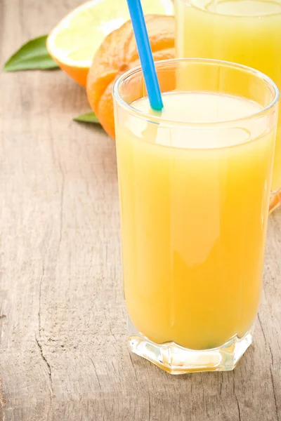 Suco de laranja de frutas frescas em vidro — Fotografia de Stock