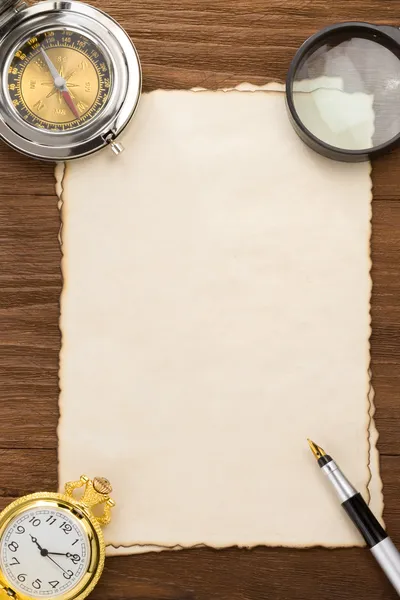 Caneta de tinta e bússola no fundo pergaminho — Fotografia de Stock