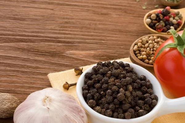 Ingredienser och kryddor på trä — Stockfoto
