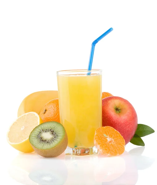 Fruits tropicaux frais et jus sur blanc — Photo