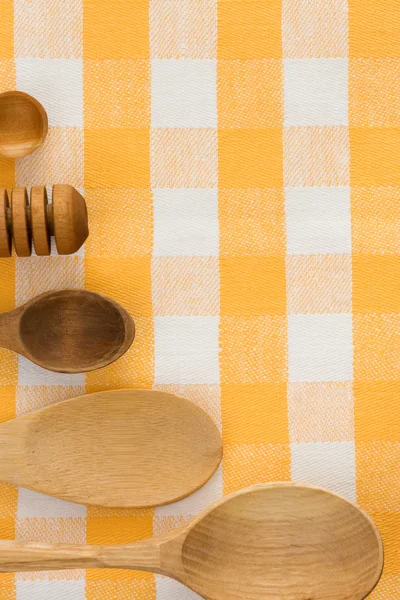 Utensílios de madeira em guardanapos de mesa — Fotografia de Stock