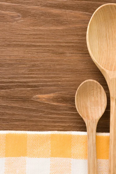 Sendok kayu sebagai perkakas di atas meja — Stok Foto