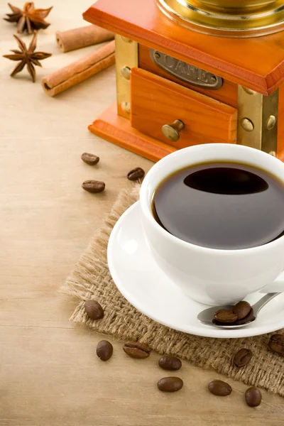 Cup of coffee with beans on wood — Stock Photo, Image