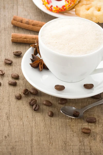 Чашка кави з квасолею на фоні дерева — стокове фото