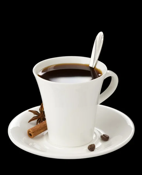 Tasse Kaffee mit Bohnen isoliert auf schwarz — Stockfoto