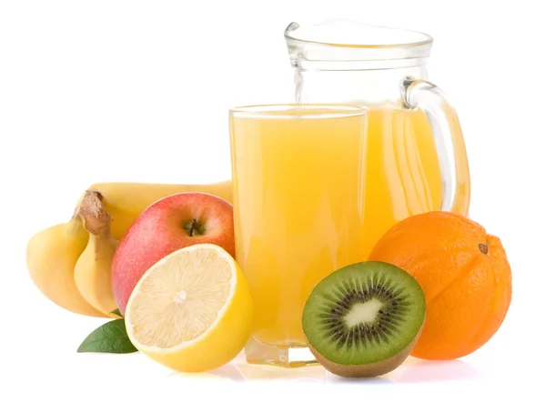 Frutas frescas y zumo en vaso aislado sobre blanco — Foto de Stock